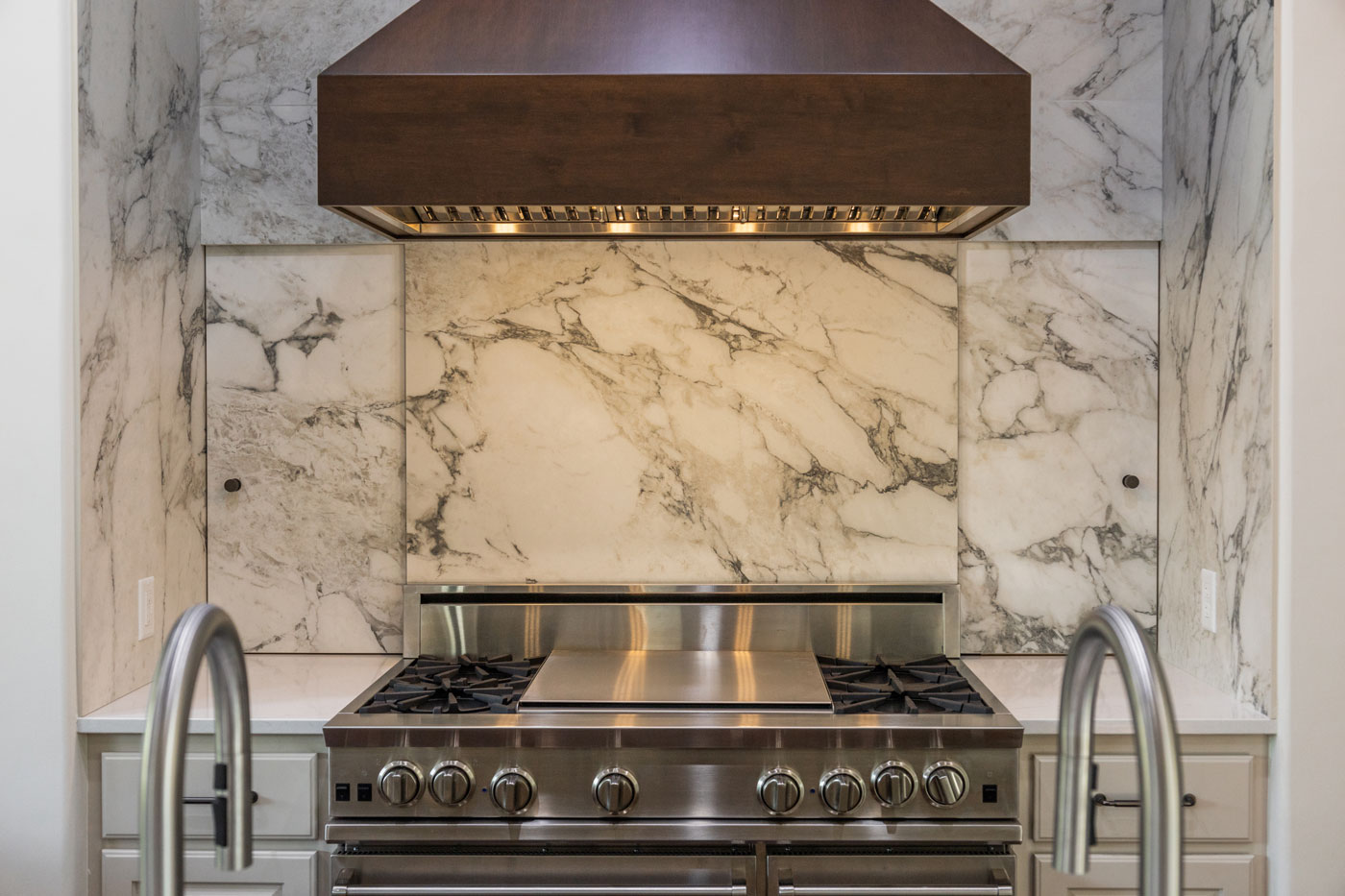 Austin Kitchen Remodeler shows Stove Cabinets closed